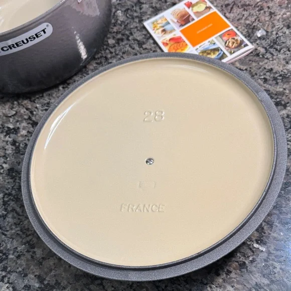 Le Creuset Flint Oyster Cast Iron Dutch Oven Cocotte 7.25 Qrt NEW - Picture 6 of 16